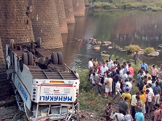 40 Tewas Setelah Bus Nyemplung ke Sungai di India